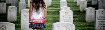 Ein kleines Mädchen auf einem Friedhof